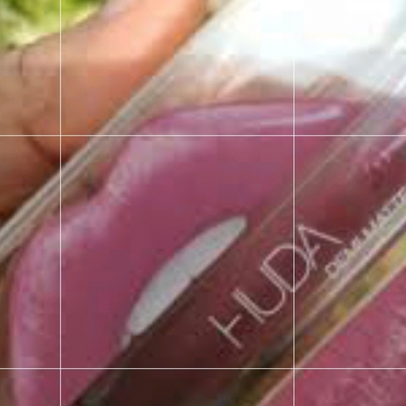 🖤🌟🧚♀️CATWALK KILLA Huda Beauty DISCONTINUED Cream Lipstick NWT - Picture 4 of 7